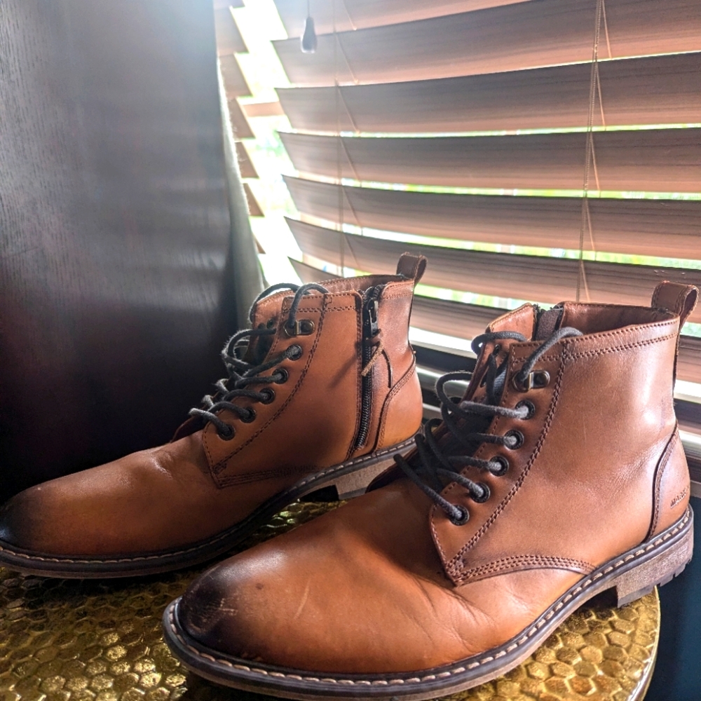 Mens Brown Distressed Boots size 9